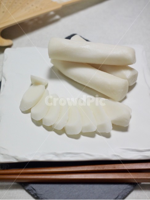 떡국떡,가래떡,설날음식,추석음식,명절음식,명절,한국음식,식품,한식,한국문화,한국,배경,음식문화,웰빙,문화,아시아,아시아음식,접시,전통,설날,추석,음식,떡,흰색,한국전통,한국문화,korean traditional,korean culture,음식,식재료,요리,food,cook,meal,dishes,food reserves
