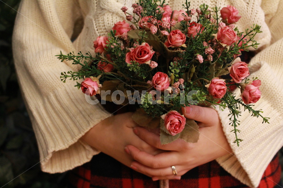 꽃,장미꽃,꽃다발,손,꽃을든손,꽃,flower