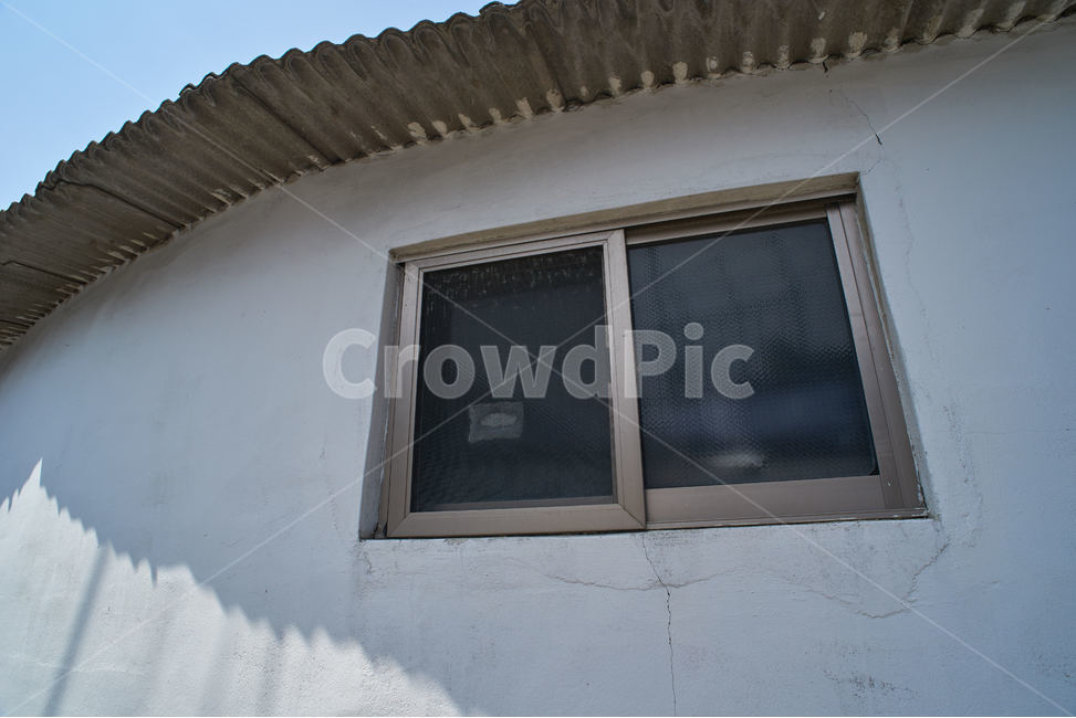 창문,지붕,하늘,기와,집,그림자,폐가,오래된,골목,한국집,문화,터,삶,건축물,건물외관,exterior,building,structure,architecture,construction