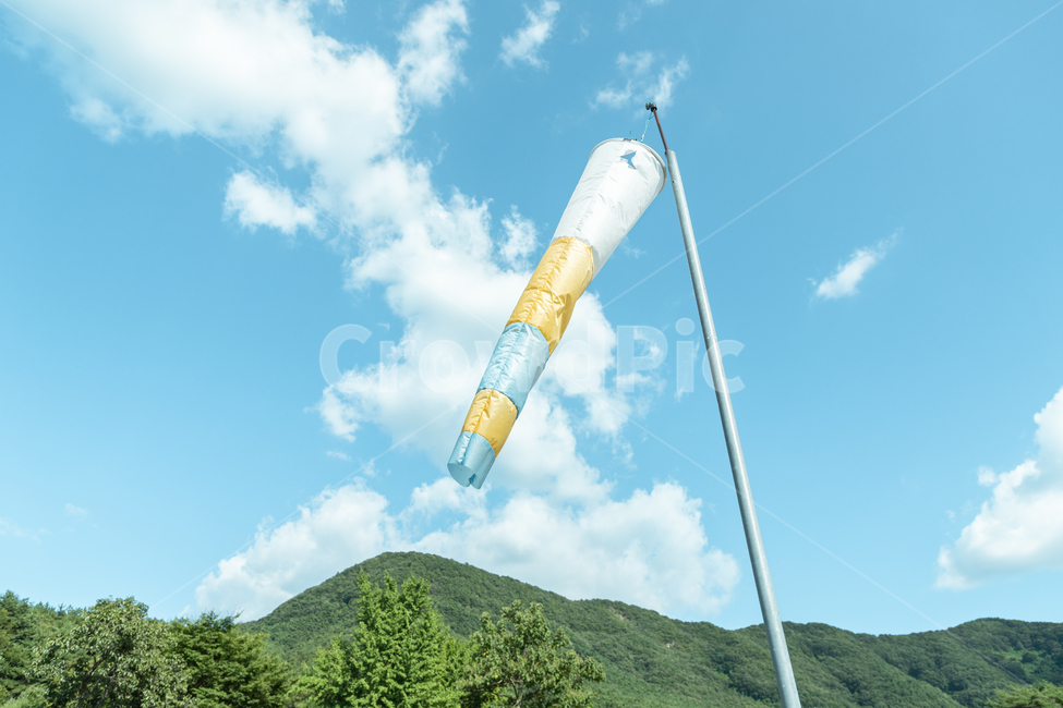 풍향기,바람,시원함,여름,청량함,맑은하늘,푸른하늘,windsock,wind,summer,sky,여름,계절,summer,season,자연,풍경,nature,landscape,색깔,색상,색채,색감,color sense,color sensitivity,feeling of color,leisure activities,레저 활동,adventure,모험,gliding,활공