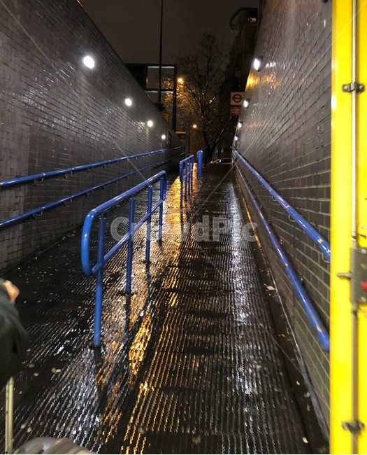 지하철,길,비,영국,런던,야경,밤,풍경,nightscape,night,landscape,비,비오는날,rain,rainy,banister,난간,handrail,railing