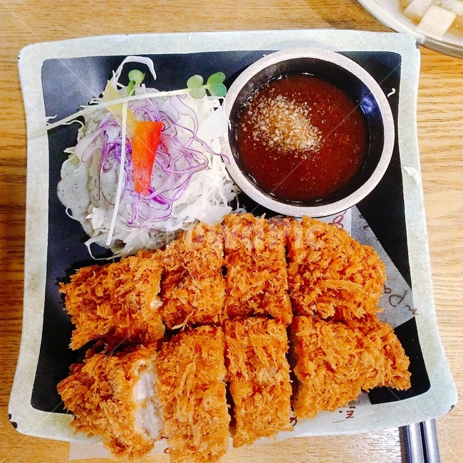 돈까스,일식,japanesefood,porkcutlet,음식,food,meal,dishes,소스,샐러드,sauce,salad,음식,식재료,요리,food,cook,meal,dishes,food reserves