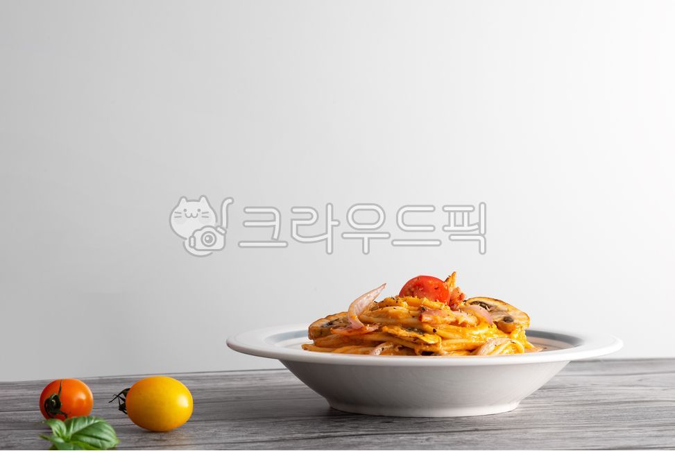 basil,plate,tomato,sauce,menu,vegetable,delicious,food,meal,pasta,cooking,breakfast