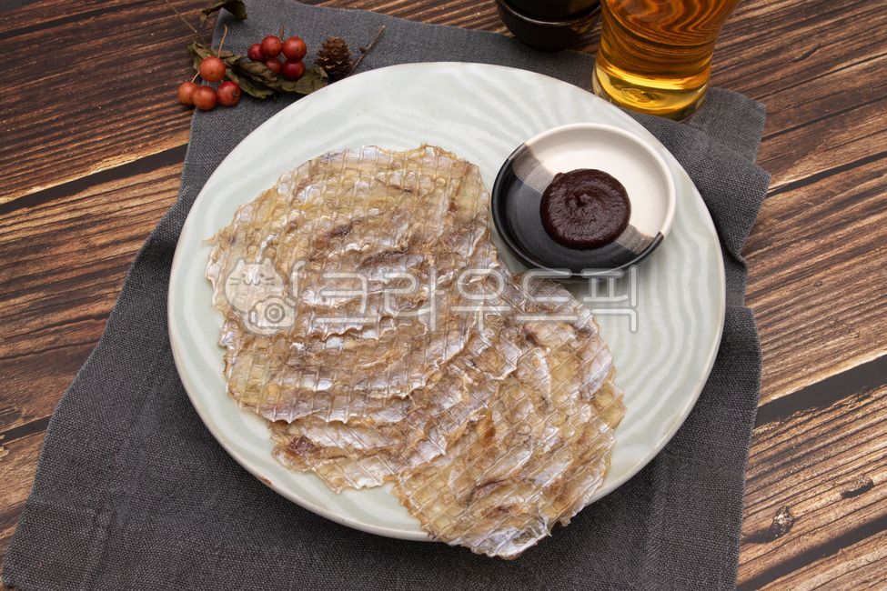 Drink snacks,Wood table,chopsticks,Drinking,plate,chili pepper paste,chopstick rest,dried fish,Ratpo,tree background,stone crushing,frying pan,beer