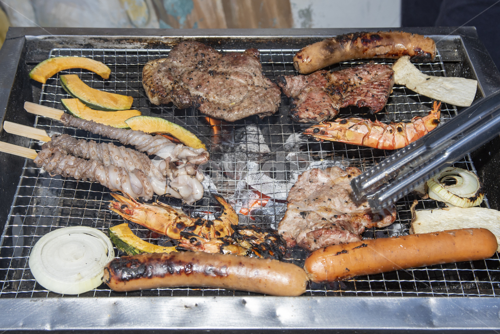 바베큐파티,캠핑요리,바베큐,양념,소스,가족여행,굽기,고기,새우,구이,굽다,미트,쇠고기,해산물,씨푸드,비프,그릴,소고기,숯불구이,숯불,석쇠,야채,불판,맛있는,식사,파티,캠핑,여행,휴가,휴식,외식,요리,목살,돼지고기,소시지,양파,호박,육류,화로,꼬치,술안주,화로구이,캠핑용품,야영,야영장,음식,식재료,요리,food,cook,meal,dishes,food reserves,육류,고기,meat