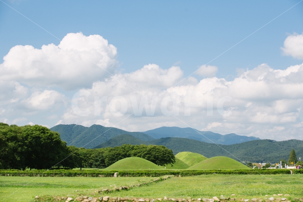 경주,첨성대,구름,날씨,하늘,릉,자연,풍경,nature,landscape,랜드마크,landmark,tourist attraction,감성,sensible,feeling,outdoors,옥외,grassland,목초지,field,들