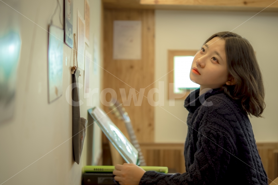 사람,휴식,힐링,감성사진,카페,고독함,가을,겨울,사람,인물,인간,human,person,얼굴표정,facial expression,face,여성,여자,woman,female,lady,감정표현,기분,feeling,emotion,고독함,외로움,쓸쓸함,우울함,슬픔,lonely,solitary