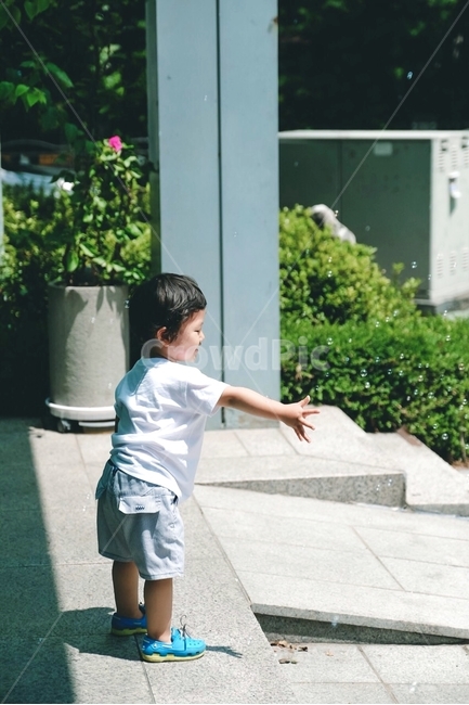 비누방울,야외놀이,여름,유아,웃음,baby,8,사람,인물,인간,human,person,영유아,아기,애기,아이,infants,baby
