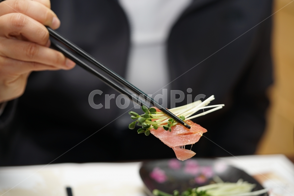 안주,술안주,참치,참치회,회,소주안주,젓가락,레드,무순,젓가락질,식사,술자리,만남,느낌,모임,식감,맛집,먹방,음식,푸드,음식,식재료,요리,food,cook,meal,dishes,food reserves,수산물,해산물,fishery products,seafood,일식,일본음식,일본요리,Japanese food,Japanese dishes,Japanese meal,Japanese cook