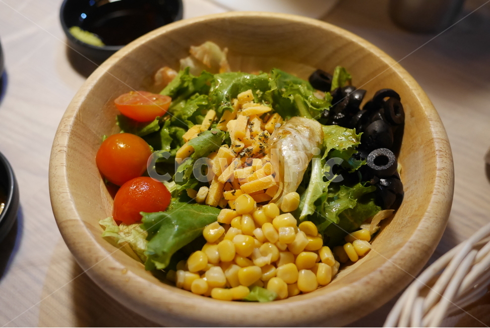 샐러드,음식,전채요리,올리브,방울토마토,요리,아침식사,다이어트식단,옥수수,드레싱,건강,헬스웨어,헬스케어,healthware,health care,음식,식재료,요리,food,cook,meal,dishes,food reserves