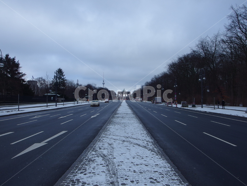 road,도로,asphalt,아스팔트,freeway,고속도로,highway,고속도로,적막한,외로운,회색,독일,베를린,좌우대칭,대칭,겨울,유럽,잿빛,차도,브란덴부르크,브란덴부르크문