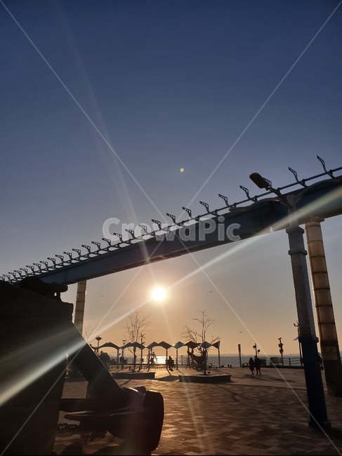 인천,월미도,태양,햇빛,해질녘,도시,풍경,city,landscape,handrail,난간,banister,animal,동물,bird,새