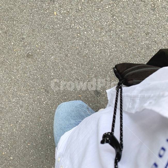 가방,가방끈,검은색,흰셔츠,청바지,긴바지,아스팔트,바닥,1인칭시점