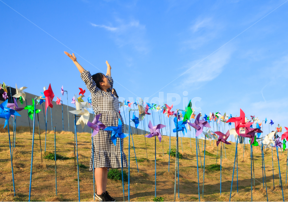 blue sky,pinwheel,windy hill,prenatal travel,color,maternity photos,domestic travel,full term,red,peace park,mother,pregnant woman,sky,travel destination,sightseeing,pregnancy,clear,people,hill,blue,light blue,Tourist attractions,travel,colorful,wind,Imji