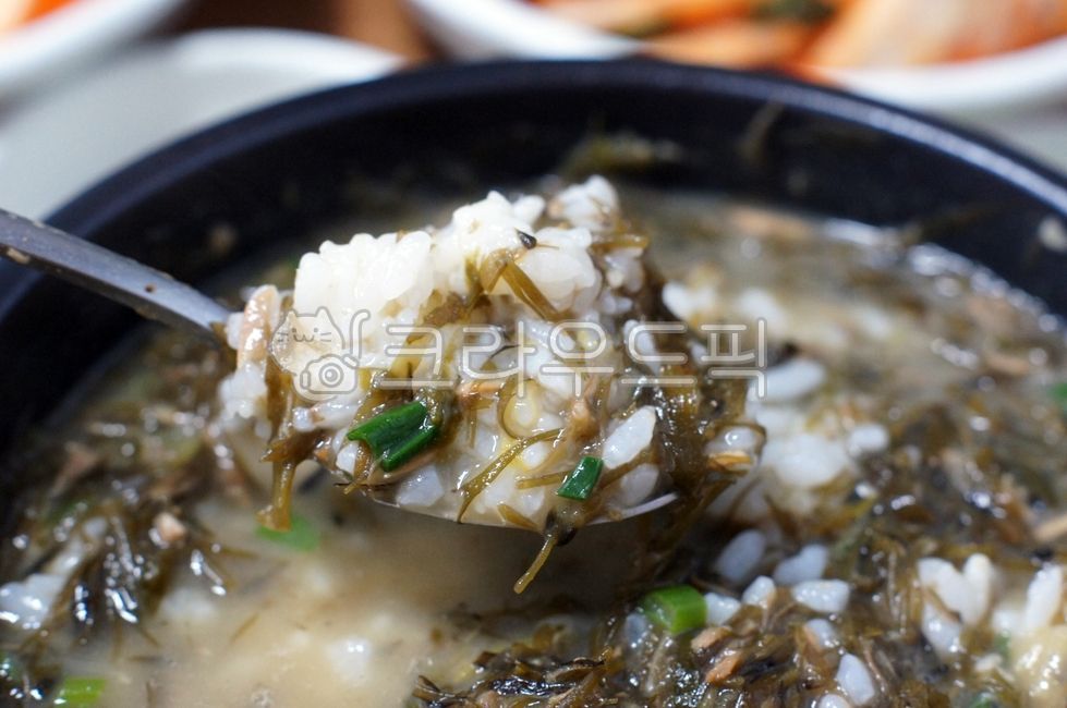 plating,soup,brackensoup,Jeju local food,Bracken Haejangguk,bowl,Meat soup and rice,meatsoup,Korean food,bracken meat stew,kfood,cooking,foodpresentation,Gukbap,Korean cuisine,brackenmeatstew,reserves,food,pottery,porkstew,earthen pot,Plating,earthenpot,h