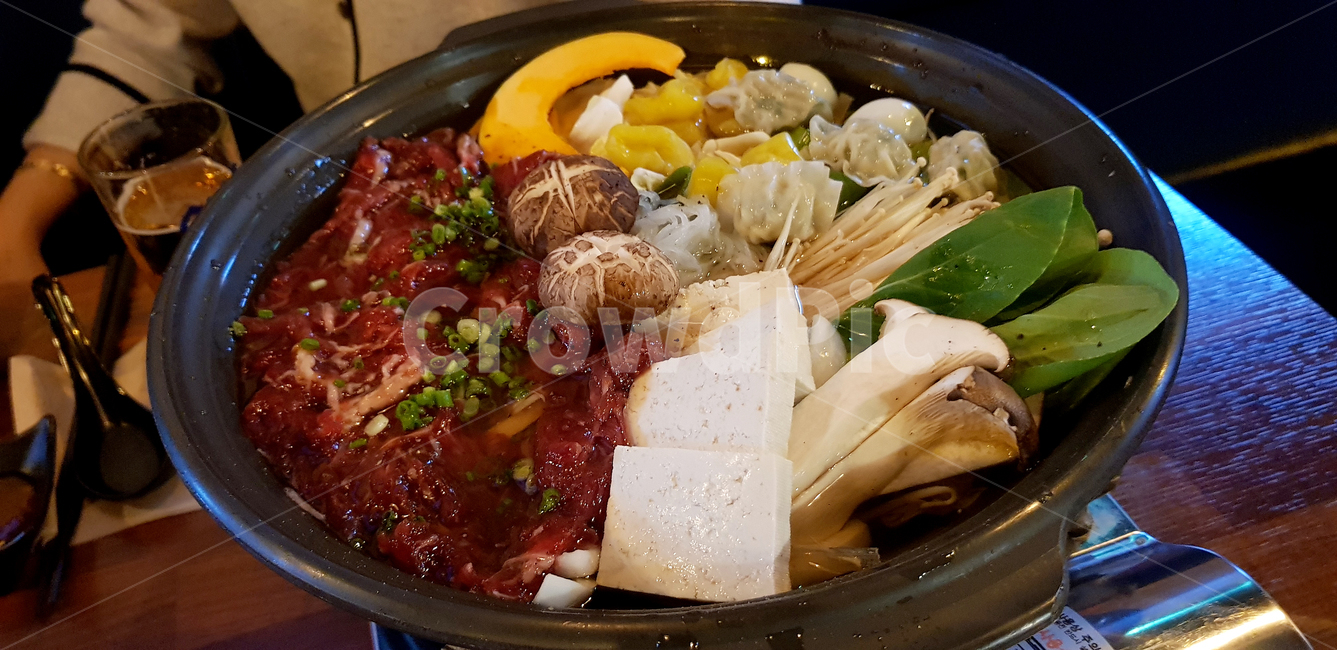술안주,탕,전골,안주,소고기,소고기전골,만두,버섯,두부,food,요리,식사,음식,술집