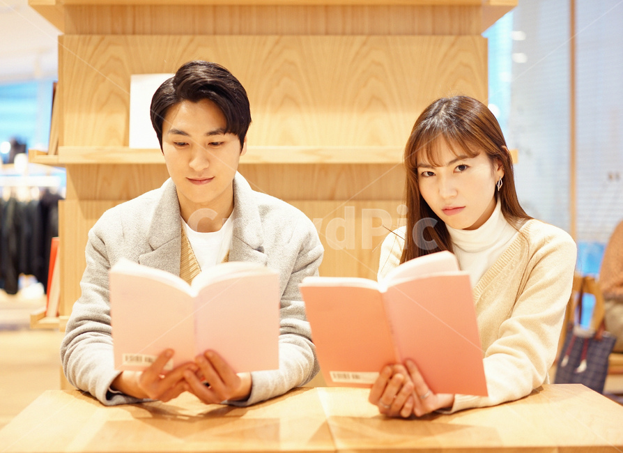 커플,연인,데이트,남녀,couple,독서,책,book,연애,사람,인물,인간,human,person,연인,커플,사랑,lover,couple