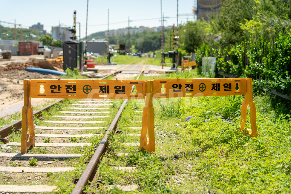 철길,안전제일,기차길,기찻길,철도역,산업,industry,industrial,건설업,건축업,construction industry,교통,교통수단,traffic,transportation,사물,물건,오브젝트,thing,object,matter,railway,철도,train track,rail,레일