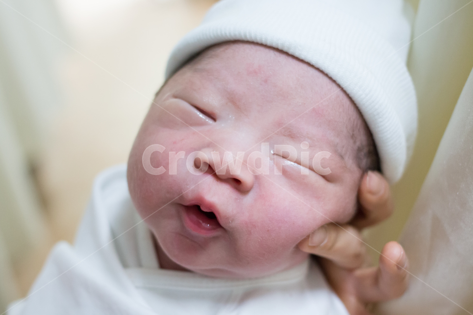 신생아,출생,탄생,갓난아기,아기,아이,가족,출산,귀여운,울음,영아,영유아,생명,애기,앙증맞은,사람,인물,얼굴,표정,모자,속싸개,눈물,사람,인물,인간,human,person,신체일부,몸,body,가족,패밀리,family,영유아,아기,애기,아이,infants,baby