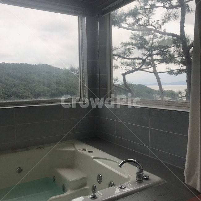 욕조,펜션,창문,나무,물,욕실,산,바다,bath,tree,mountain,sea