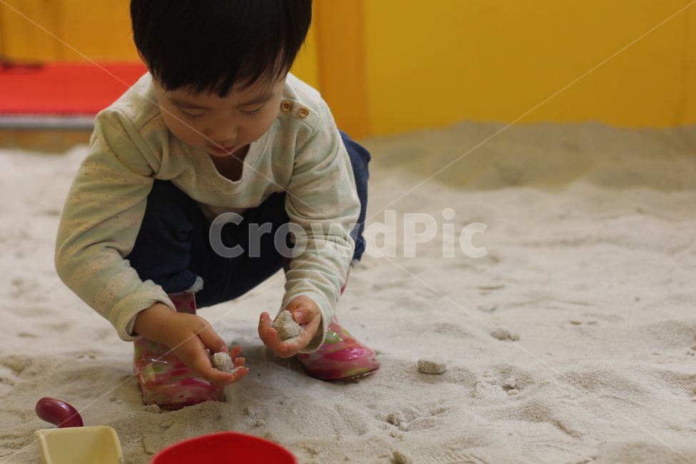 모래놀이,모래,유아,아기,사람,남자아이,사람,인물,인간,human,person,어린이,어린아이,child,children,kid