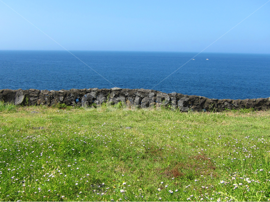 자연,돌담,제주도,바다,들판,배경,백그라운드,푸르다,초록,잔디,nature,sea,green,blue,자연,풍경,nature,landscape,한국자연풍경,한국자연경관,korea nature landscape,제주도,jeju,jeju island,building,건물,architecture,건축물,tower,탑