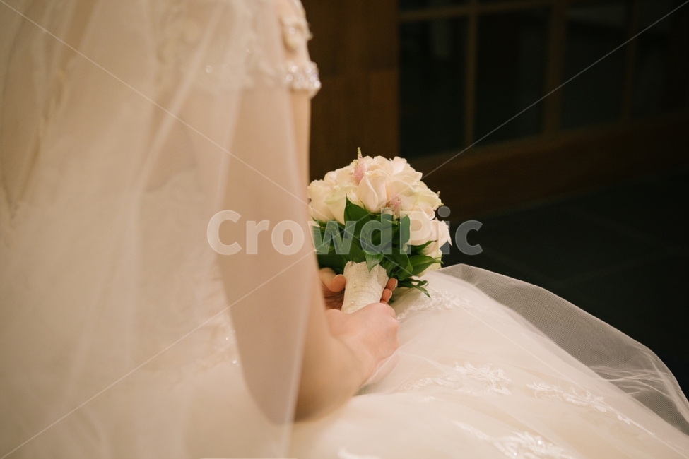 웨딩,결혼,결혼식,신부,부케,드레스,웨딩드레스,꽃,베일,옷,사람,손,꽃,flower,사람,인물,인간,human,person,신체일부,몸,body,여성,여자,woman,female,lady,결혼,혼례,웨딩,wedding,marriage,marry,기념일,축하,anniversary,congratulation,celebrate,celebration
