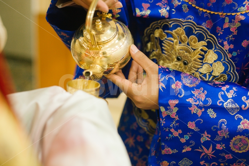한복,한국,전통,혼례,술잔,술,사람,결혼식,전통혼례,한국전통,한국문화,korean traditional,korean culture,한복,한국전통의상,hanbok,korean traditional clothes,기념일,축하,anniversary,congratulation,celebrate,celebration,사람,인물,인간,human,person,신체일부,몸,body,결혼,혼례,웨딩,wedding,marriage,marry,술,주류,alcohol