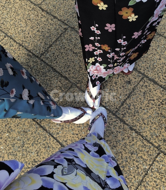 기모노,인증샷,일본,유카타,알록달록,꽃무늬,일본의상,일본전통,나막신,발,우정
