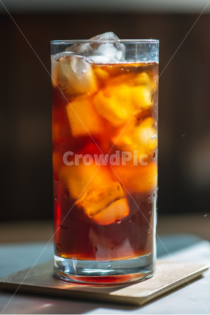 커피,아이스커피,아메리카노,블랙커피,coffee,icedcoffee,iced,americano,시원한,시원한음료,아이스아메리카노,아이스블랙커피,컵,유리컵,나무테이블,ice,아이스,커피,카페,coffee,cafe