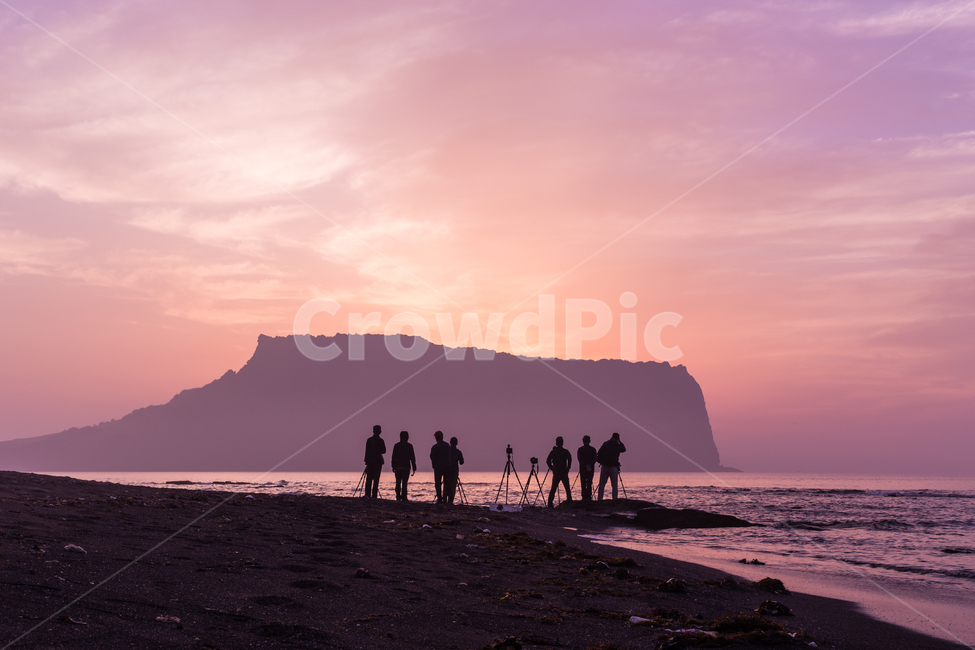 성산일출봉,제주,제주도,풍경,일출,아침,황혼,구름,하늘,색감,그라데이션,바다,해안가,해안,해변,jeju,landscape,sunrise,morning,여명,sky,cloud,color,sea,ocean,beach,관광지,관광명소,랜드마크,landmark,사진작가,사진가,사람들,사람,실루엣,photographer,자연,풍경,nature,landscape,한국자연풍경,한국자연경관,korea nature landscape,제주도,jeju,jeju island,사람들,대중,군중,other people,crowd,인물실루엣,사람실루엣,character silhouette,human silhouette,outdoors,옥외