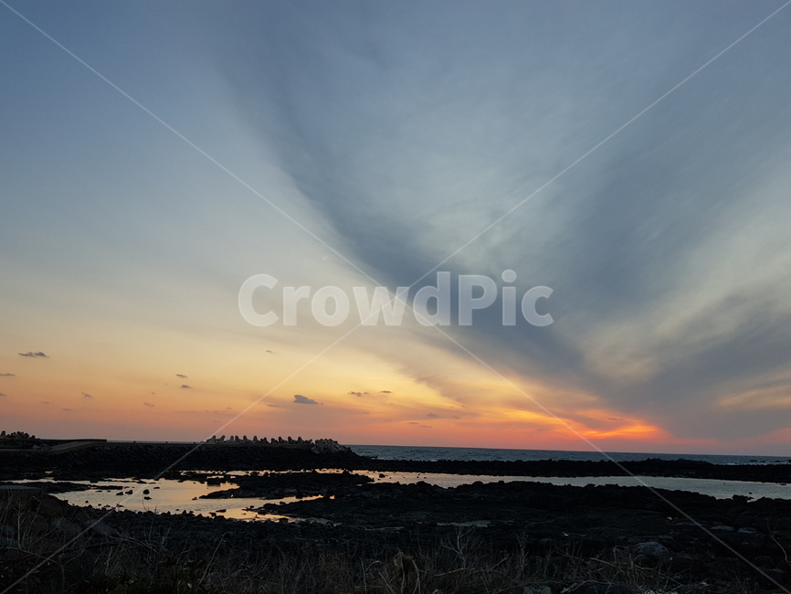 바다,노을,하늘,제주,저녁,애월,구름,현무암,돌,자연,풍경,nature,landscape,outdoors,옥외,dusk,황혼,sunset,일몰,dawn,새벽,sky,red sky,붉은 하늘