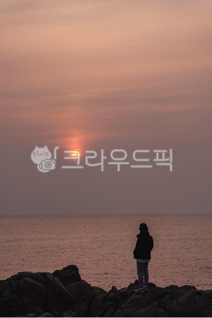 일출,동해일출,영덕일출,여명,한국자연풍경,한국자연경관,해돋이,석양,노을,태양,새해,새해일출,바다,동해바다,붉은,아침,하늘,해변,해안가,새벽,붉은하늘,붉은노을,자연,풍경,옥외,햇빛,겨울바다,계절,겨울아침,person,사람,human,인간,outdoors
