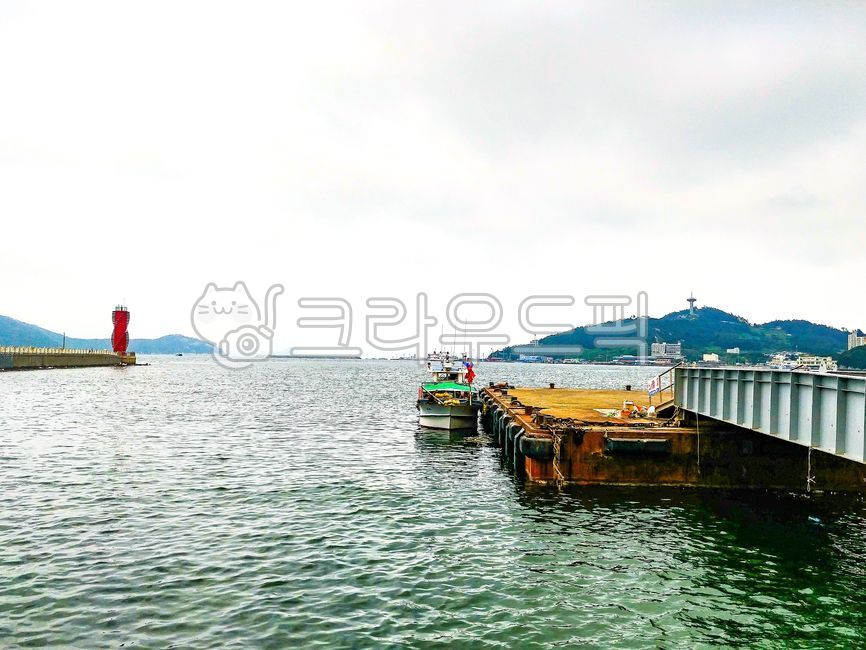 잔교,부잔교,뜬다리,콘크리트함선,floatingpier,폰톤,바지선,바지선선착장,선착장,강재함선,항구,어항,바다,해안선,수평선,섬,산등성이,등대,빨간등대,방조제,방파제,어선,선박,배,입항,계류,정박,물결,잔물결,산,감성,배경,배경화면,water,물,waterfront,워터프론트