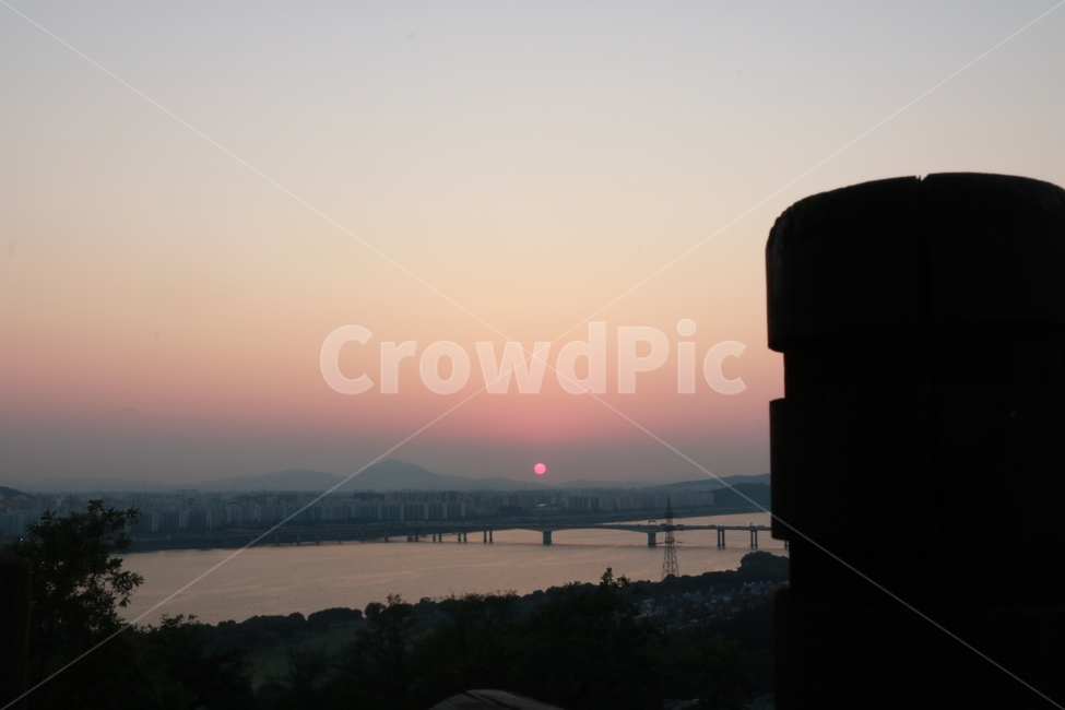 하늘공원,나무기둥,해질녘,태양,실루엣,도시,풍경,city,landscape,한국도시풍경,한국도시경관,korea cityscape,nature,자연,outdoors,옥외,sky,하늘,red sky,붉은 하늘,sunset,일몰,dawn,새벽,dusk,황혼