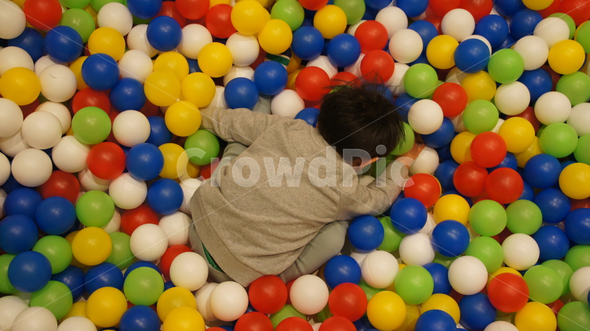볼풀,컬러,색감,숨기,숨바꼭질,어린이,사람,인물,인간,human,person,어린이,어린아이,child,children,kid