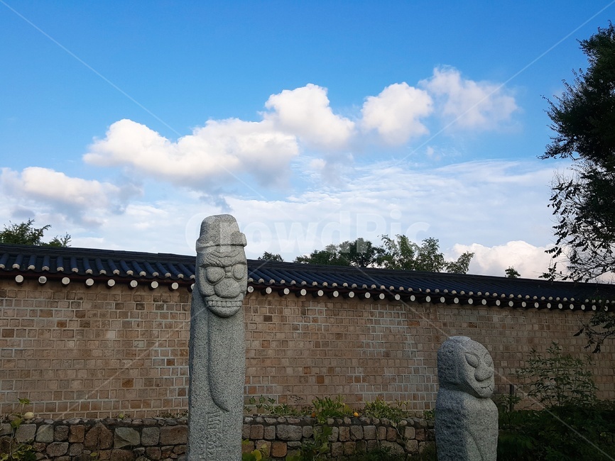 장승,하늘,담벼락,맑은,구름,조각상,동상,석상,조형물,statue,bronze statue,stone statue