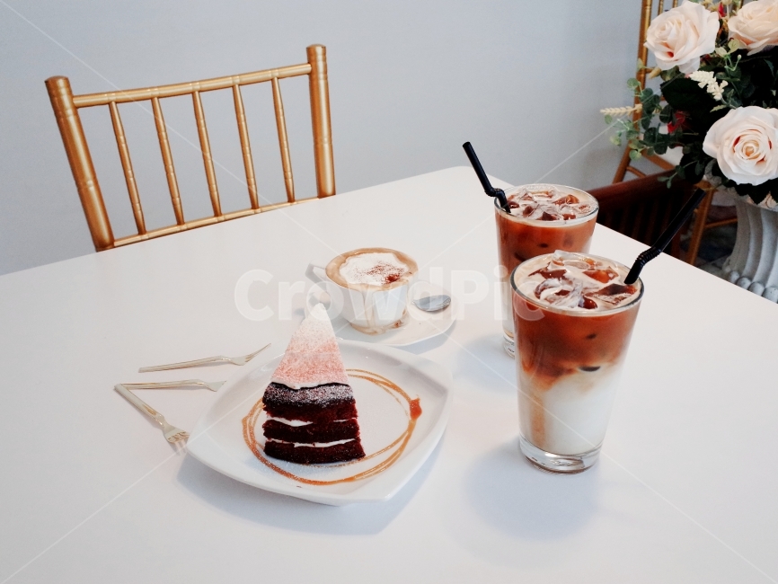 	카페,음료,감성사진,커피,케이크,필름,필름사진,커피잔,라떼,플레이팅,간식,디저트,후식,음식,cafe,bread,food,cook,음식,식재료,요리,food,cook,meal,dishes,food reserves,빵,bread,디저트,간식,후식,dessert,snack,커피,카페,coffee,cafe,감성,sensible,feeling