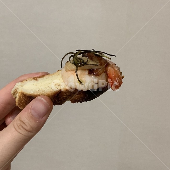 person,사람,human,인간,새우,바게트,오일,쉬림프,shrimp,food,seafood,해물,bread,감바스