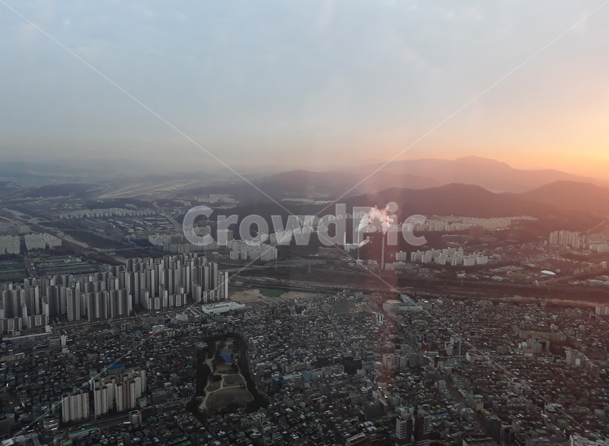 하늘,해질녘,저녁,노을,햇빛,태양,해,산,먼산,아파트,집,건설,건물,하우스,빌딩,건축,도시,도심,서울,대한민국,한국,항공뷰,항공촬영,일출,일몰,어둠,야경