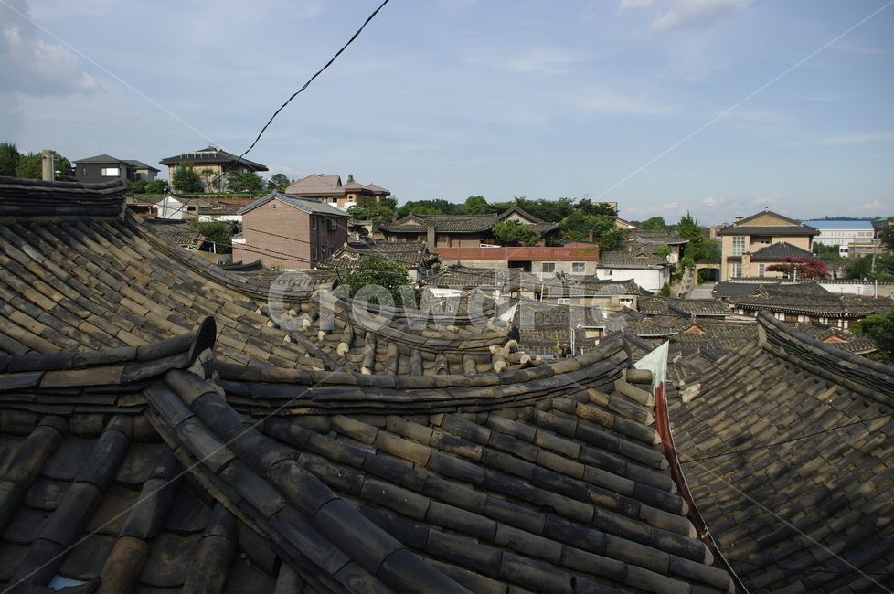 북촌한옥마을,한옥,전통건축,traditional,전통,기와지붕,하늘,서울,북촌,도시,풍경,city,landscape,한국도시풍경,한국도시경관,korea cityscape,한국전통,한국문화,korean traditional,korean culture,roof,지붕,tile roof,기와 지붕