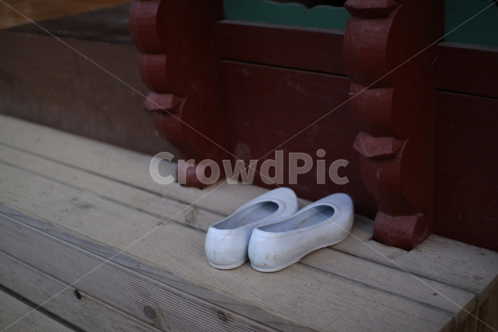 고무신,신발,하얀고무신,절,구두,shoe,신발류,footwear,한국전통,한국문화,korean traditional,korean culture,사물,물건,오브젝트,thing,object,matter