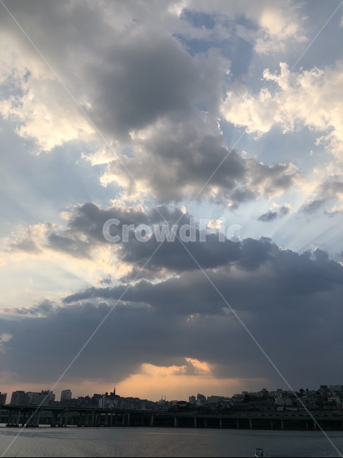 구름,일몰,먹구름,빛,노을,하늘,햇살,도시,도시하늘,cloud,sunset,sundown,light,eveningglow,sunlight,sunshine,sunbeam,darkcloud,blackcloud,city,sky