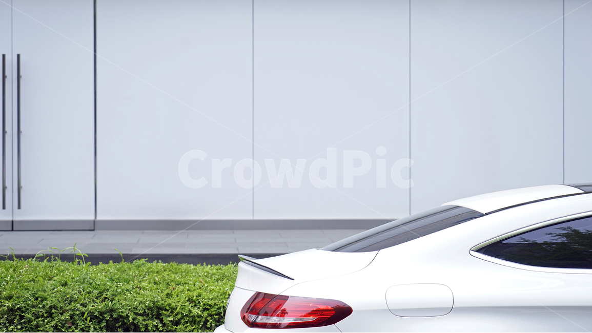 seoul,white,car,benz,wall,green,leaf,door,building,건물,외벽,벽,자동차,교통,교통수단,traffic,transportation,wheel,바퀴,machine,기계,tire,타이어,alloy wheel,합금 휠,car wheel,자동차 휠