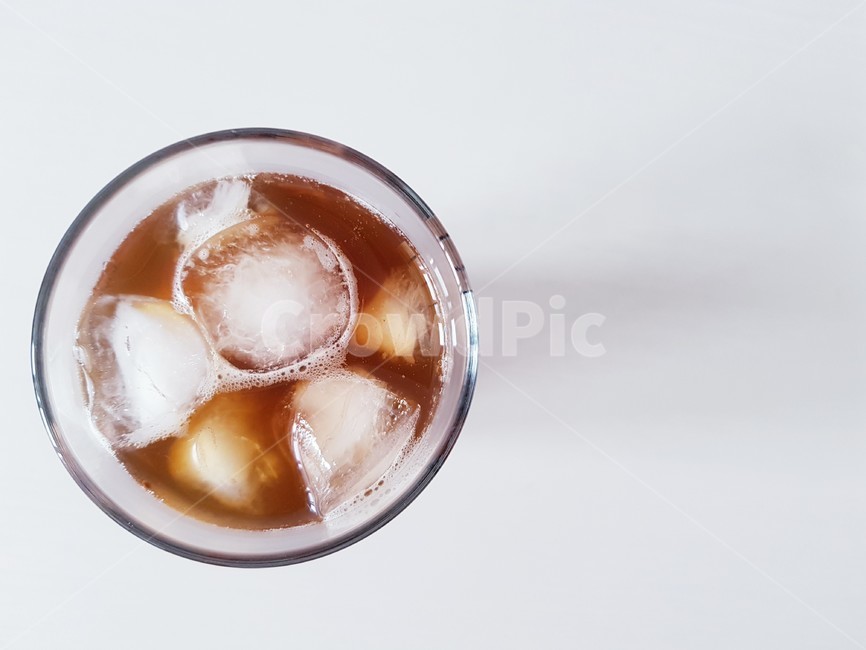 커피,아이스커피,아메리카노,아이스아메리카노,유리컵,얼음,여백,음료수,drink,beverage,커피,카페,coffee,cafe