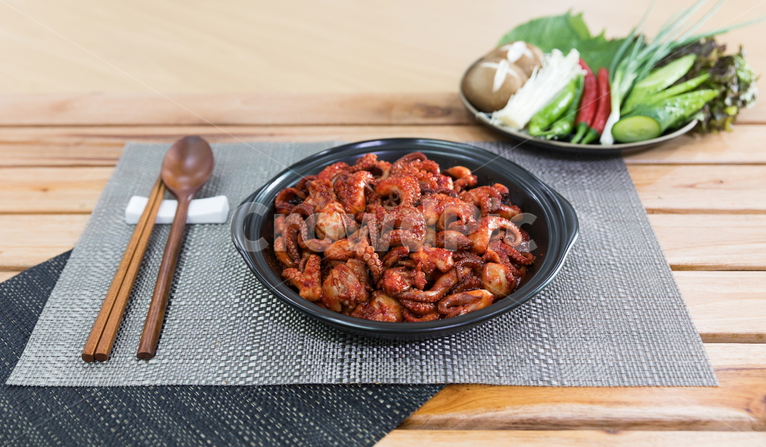 주꾸미,요리,다이어트,매운음식,식기류,건강식,조리법,그릇,테이블,식사,맛있다,먹다,별미,낙지,문어,맵다,짜다,준비,숟가락,식탁,붉다,해산물,바다요리,재료,배고프다,무침,볶음,식당,볶다,젓가락,매콤하다,양념,밥도둑,쌀,밥,야채,음식,식재료,요리,food,cook,meal,dishes,food reserves,한식,한국음식,한국요리,korean food,korean dishes,korean meal,korean cook