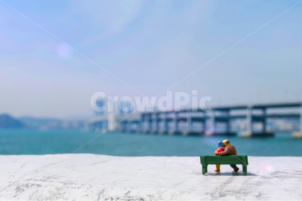 바다,행복,부부,봄볕,따스함,미니어처,광안대교,부산,나들이,plasticpeople,조각상,동상,석상,조형물,statue,bronze statue,stone statue,연인,커플,사랑,lover,couple,사물,물건,오브젝트,thing,object,matter,연출,컨셉,콘셉,direction,concept