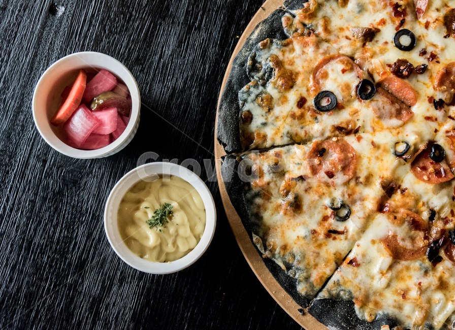 Thin Pizza,pizza,Salad Pizza,Italian food,Black sesame dough,restaurant food,Olive Pizza,food styling,cheese,pickle,black dough