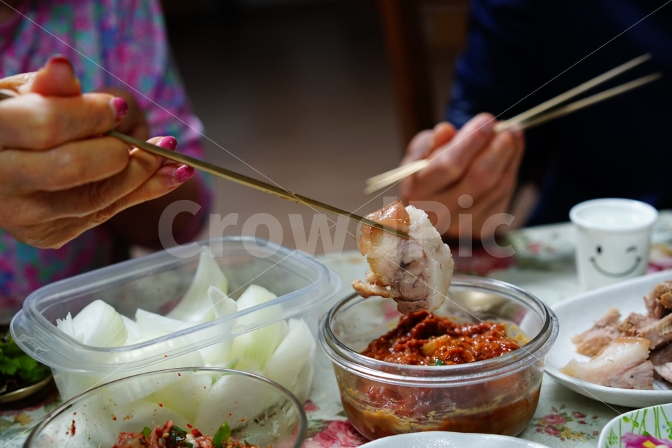 보쌈,집밥,식사,밥,식탁,젓가락질,먹방,고기,술한잔,젓가락,양파,꼬기,음식,푸드,돼지고기,사람,인물,인간,human,person,신체일부,몸,body,음식,식재료,요리,food,cook,meal,dishes,food reserves,육류,고기,meat,한식,한국음식,한국요리,korean food,korean dishes,korean meal,korean cook