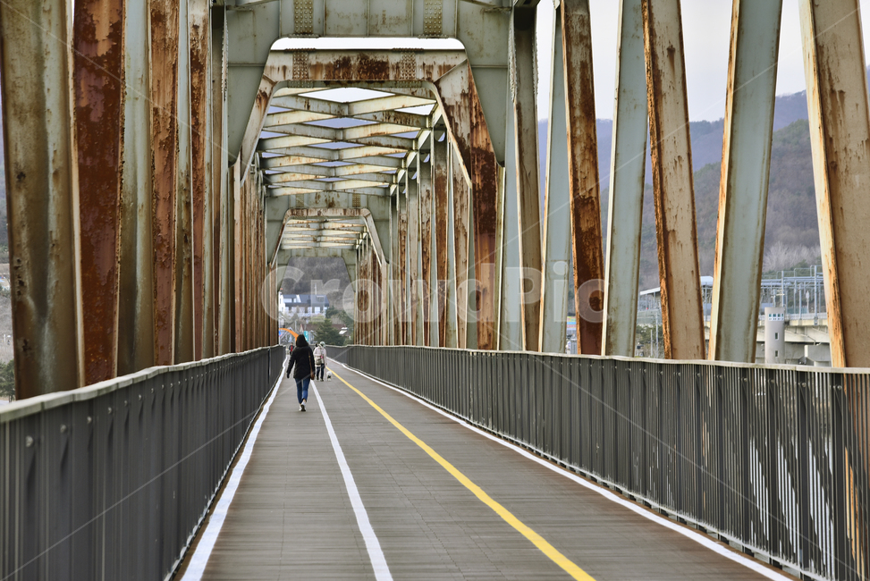 철교,다리,빈티지,녹슨,오래된,인도교,금속,강물,난간,human,인간,person,사람,bridge,boardwalk,산책로,배경,바탕,뒷모습,분홍색,걷다,워킹,walking,백그라운드,야외,옥외,아웃도어,outdoor,모자,가족,자전거,자전차,bike,bicycle,transportation,대칭,대각선,부식,낡은